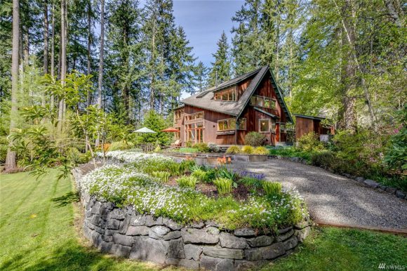 6900 NE Dolphin Drive sold on Bainbridge Island in 2019